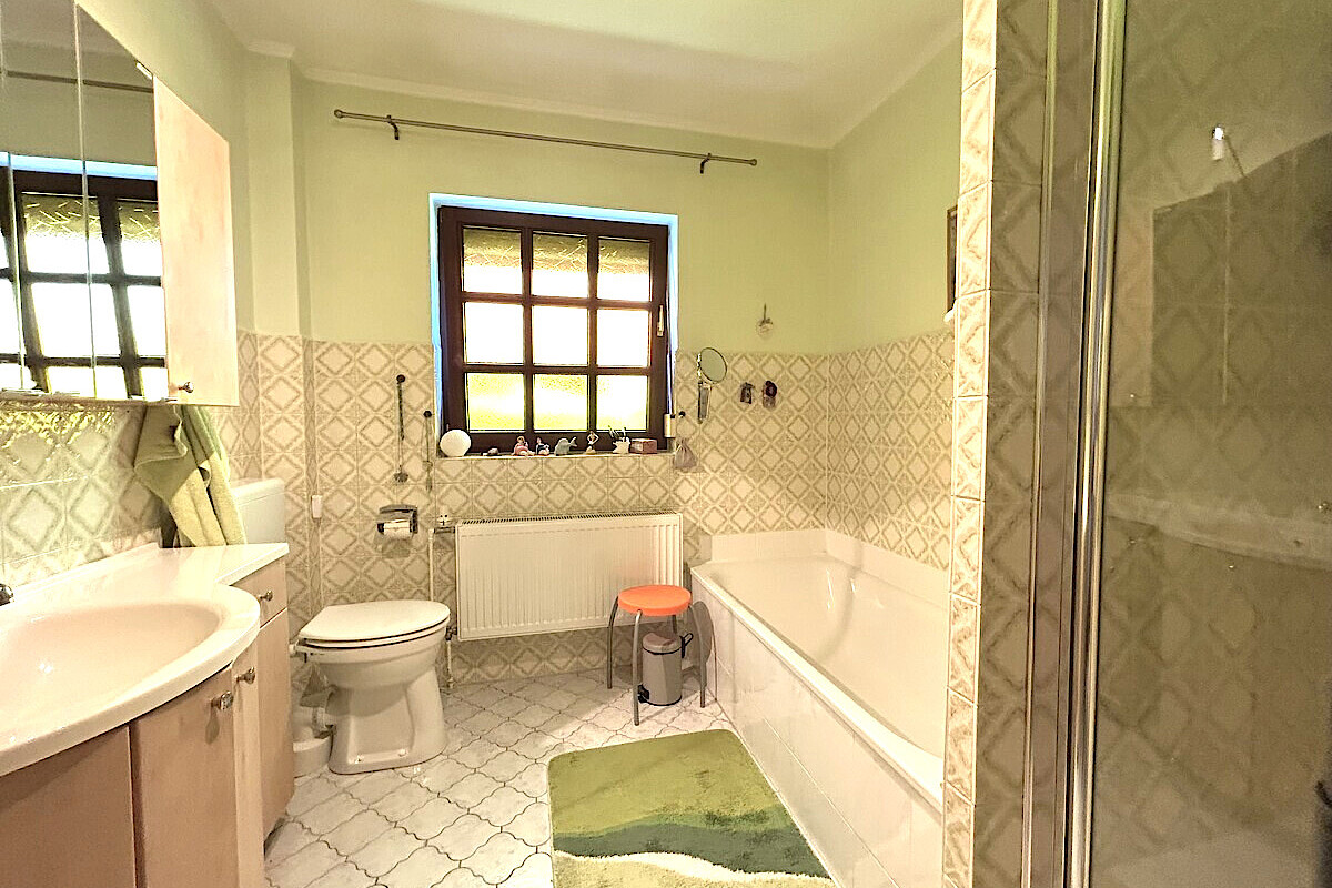 Haus Kauf 24623 Großenaspe Bad mit Wanne und Dusche