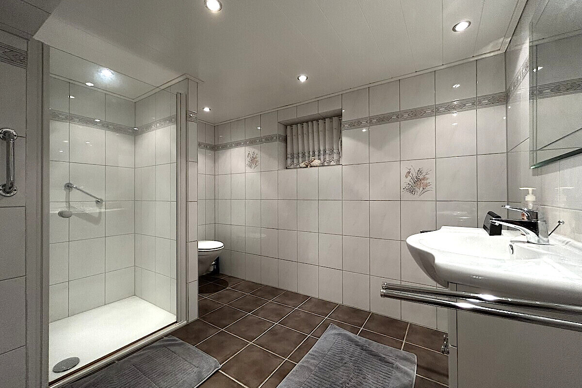 Haus Kauf 24536 Neumünster (Einfeld) modernes Duschbad im Keller
