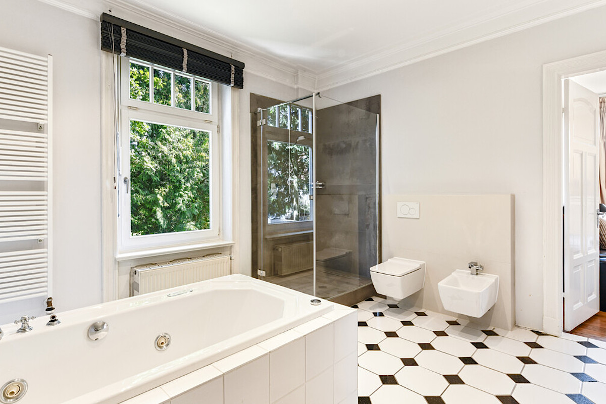 Haus Kauf 22149 Hamburg großes Bad im Obergeschoss Wohnung 1