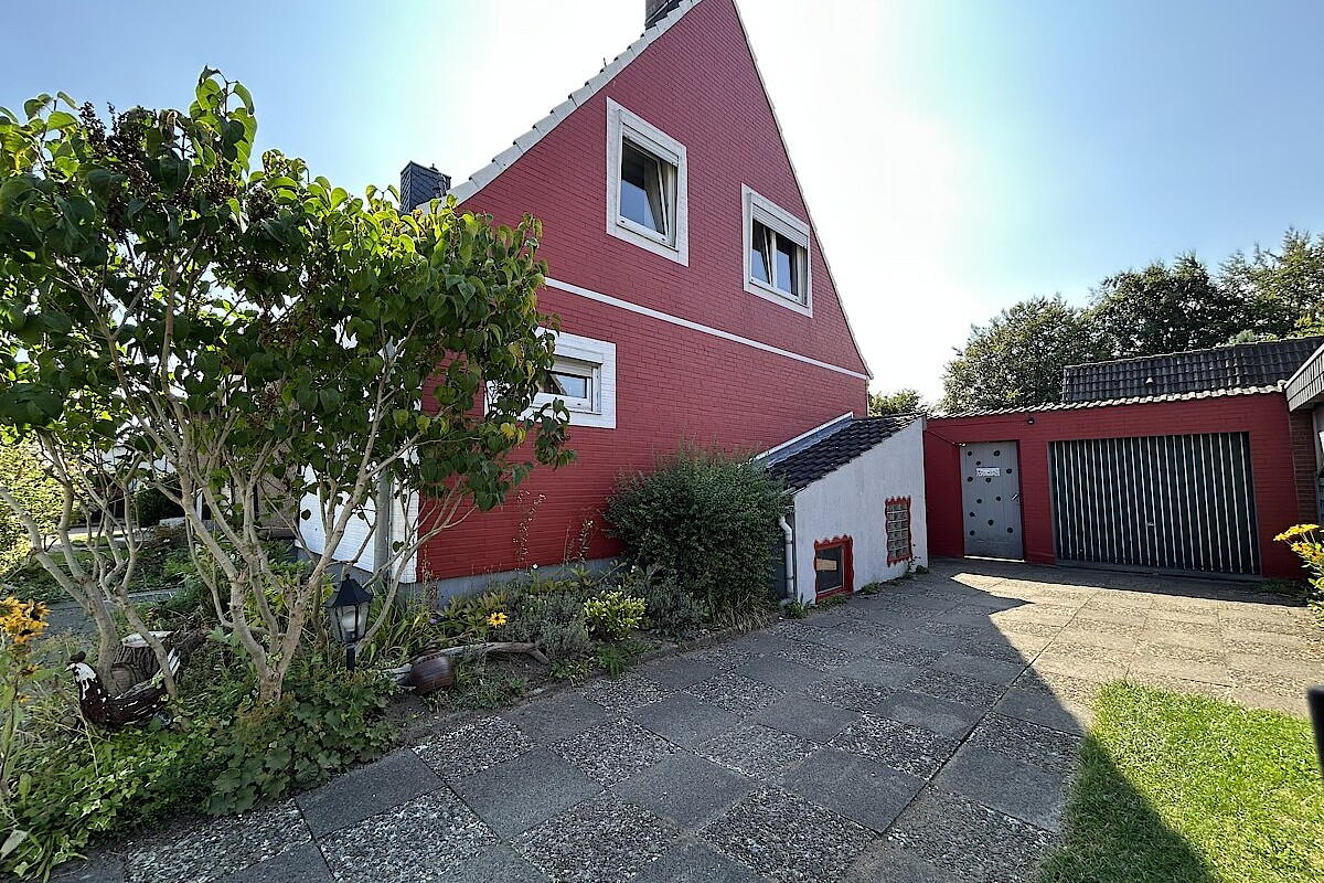Haus Kauf 24536 Neumünster (Tungendorf) Seitenansicht mit Garage