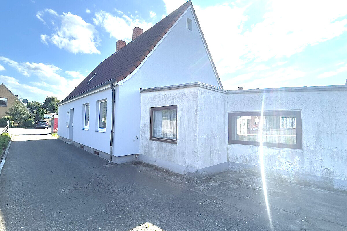 Haus Kauf 24536 Neumünster (Einfeld) Auffahrt mit Eingang