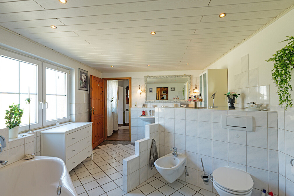 Haus Kauf 23629 Scharbeutz (Sarkwitz) Bad mit Bidet und Eckwanne
