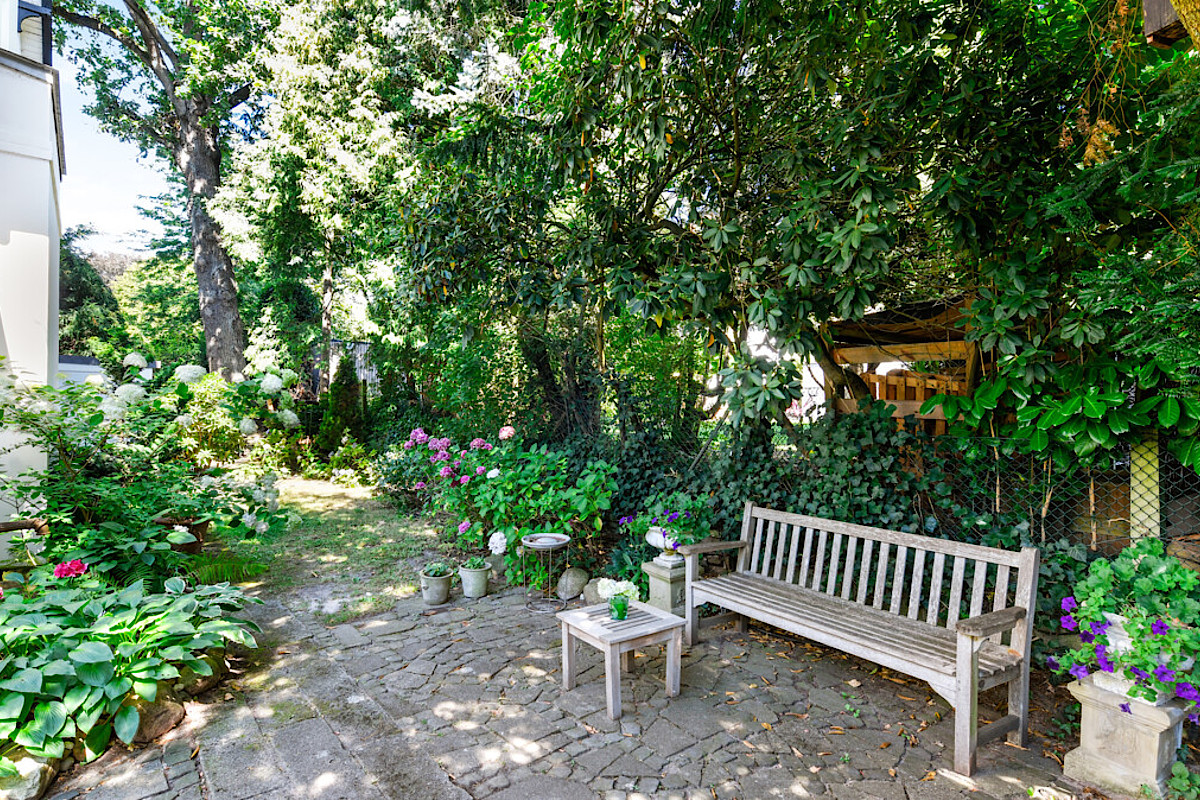Haus Kauf 22149 Hamburg gemütliche Sitzecke im Garten