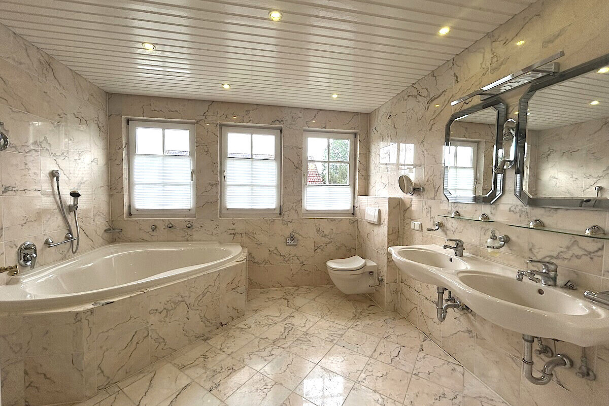 Haus Kauf 24628 Hartenholm Bad mit Eckbadewanne....
